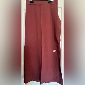 WOMENS NIKE LONG SKIRT
WITH SLIT

ZIPPER CLOSURE ON LEFT HIP
SIZE MEDIUM